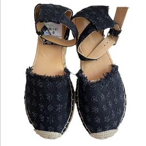 Minnetonka Black Espadrille Flats NWT Size 8
